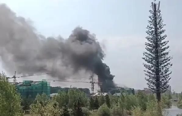 5月28日，内蒙古呼伦贝尔鄂温克中鼎半岛西侧，一在建大楼外立面网突发火灾，现场状