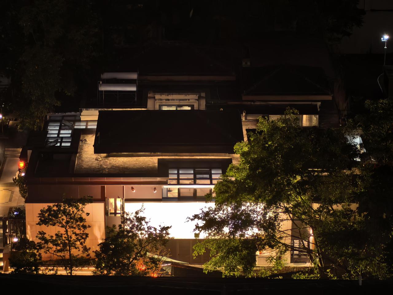 今天上午，老同学打我电话，互相拜年之余，他问我，是否回老家过年，如果回家的话，这