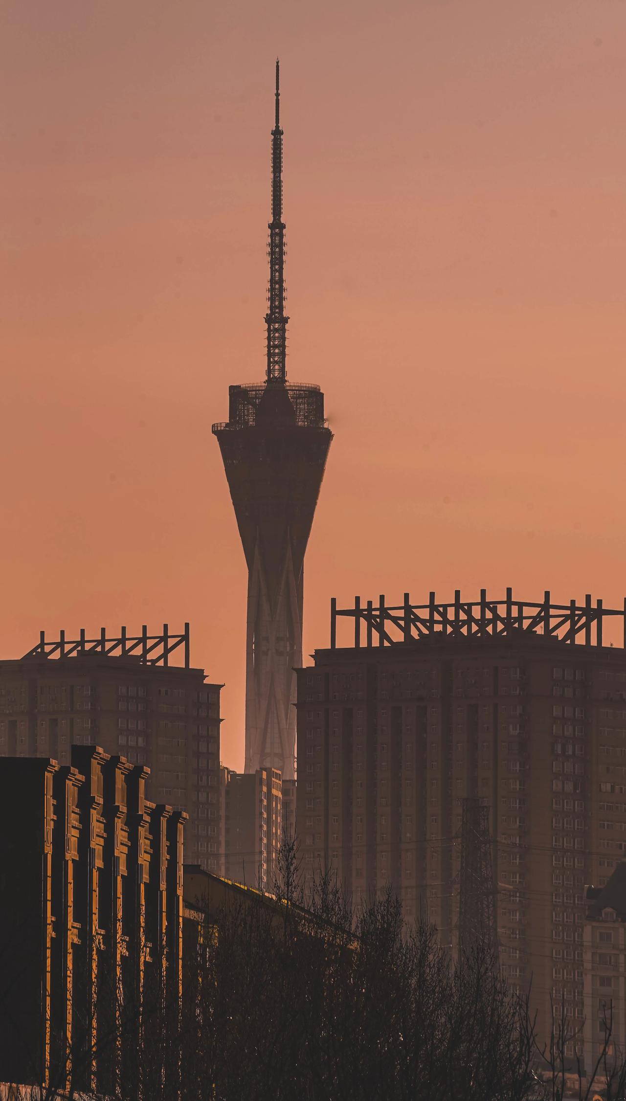 郑州这个城市就很奇怪，努力工作赚不到钱，只要稍一懈怠，就会被甩的很远，父母乡亲眼