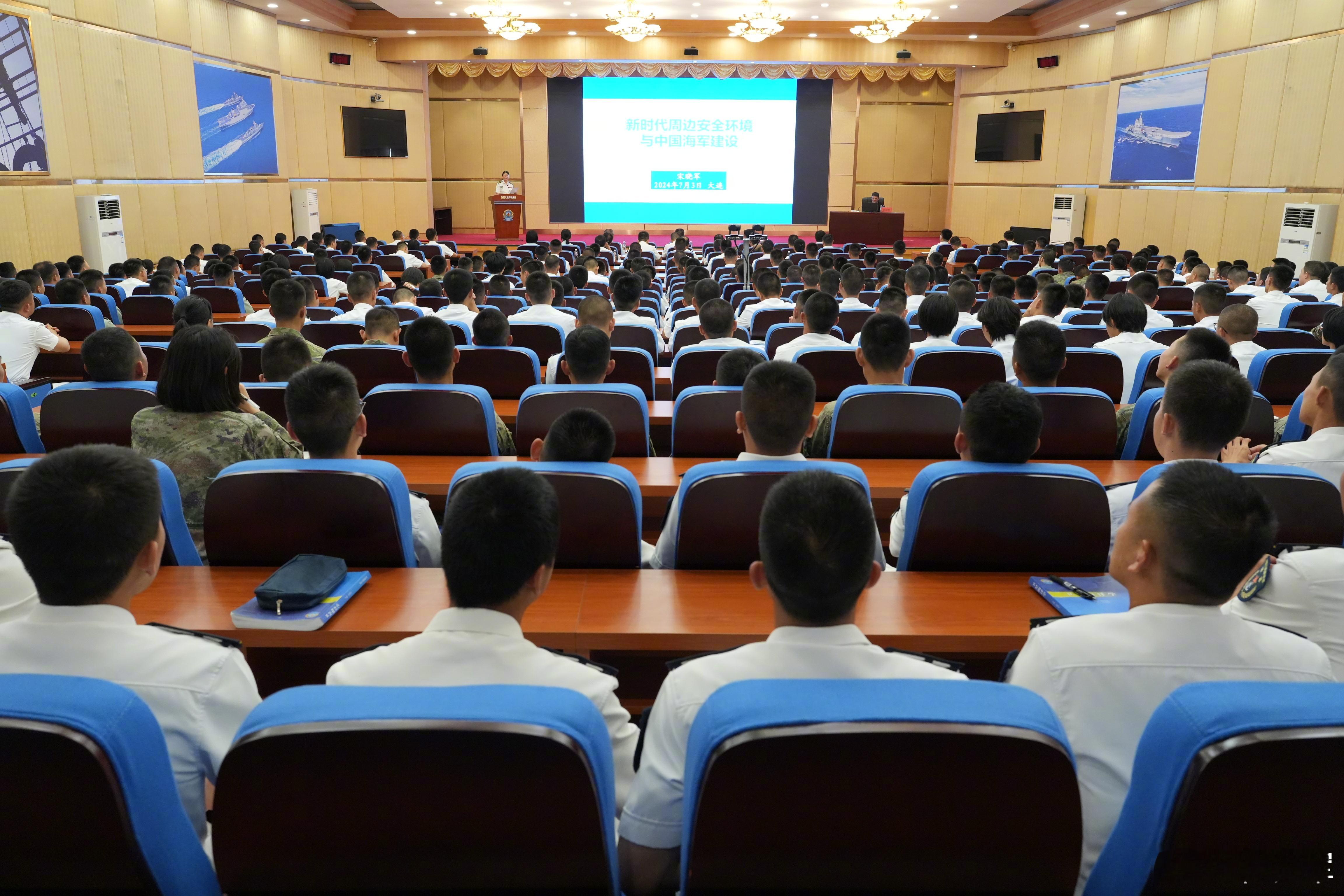 图1：7月4日我在大连舰艇学院面对台下几百个年轻学员时；图2：就想到了我在高铁上