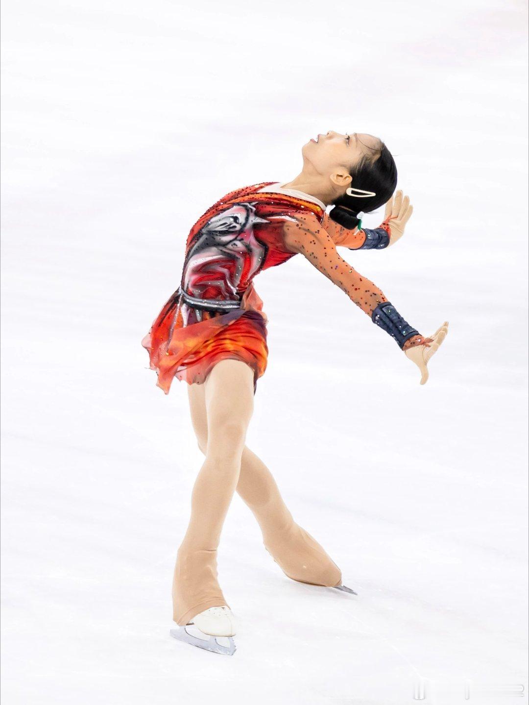 13岁刘玉萱伤愈复出，全国花滑冠军赛第五名，少年组生涯完美收官。去年韧带撕裂+胫