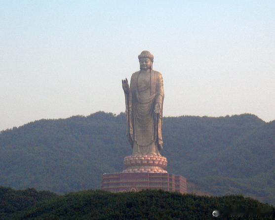 【石人山】石人山奇峰秀丽，云雾笼罩，凌空耸立的各色巨石，天斧神工，千姿百态。数百