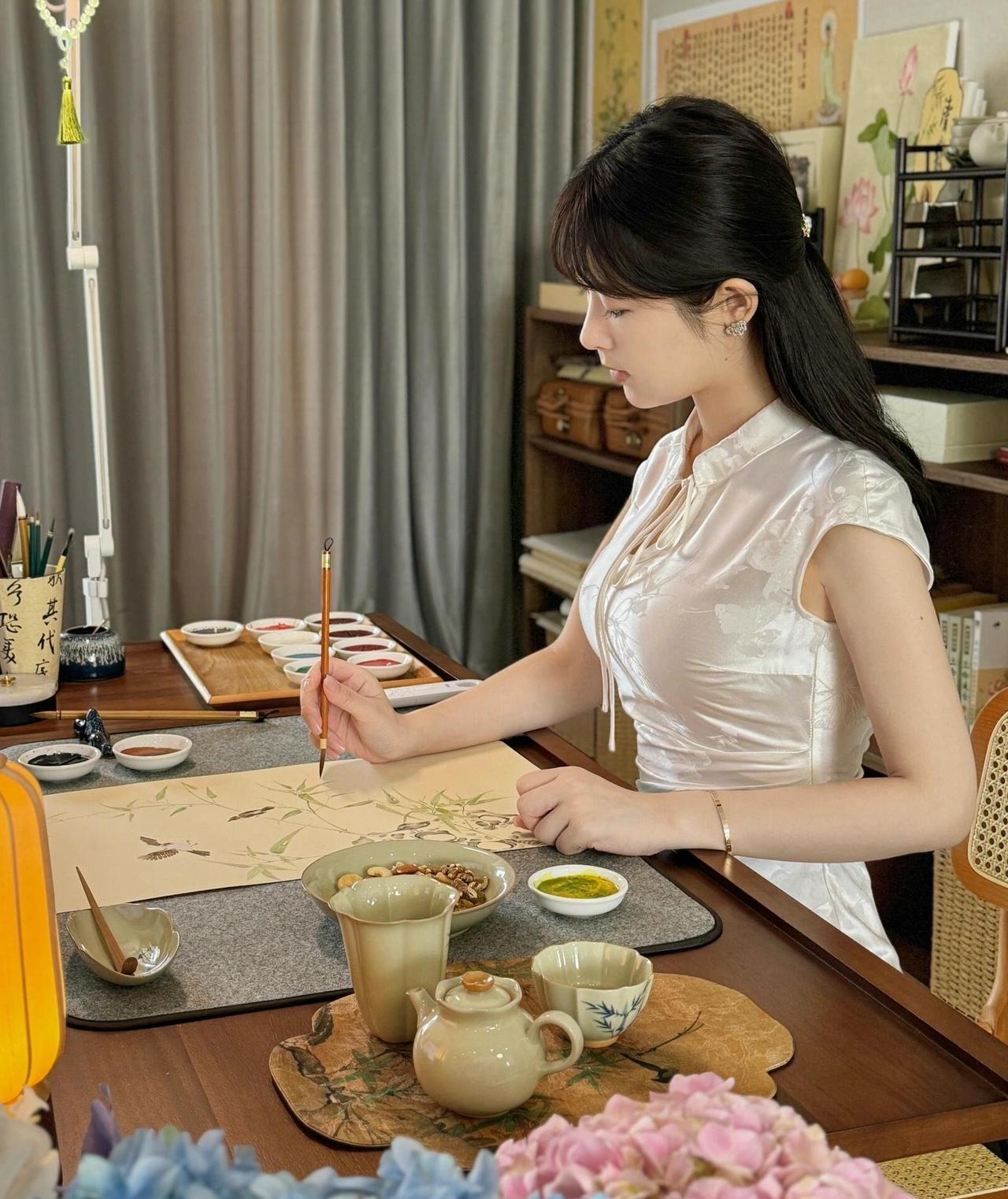 上联：文房四宝
下联：请赐[作揖]