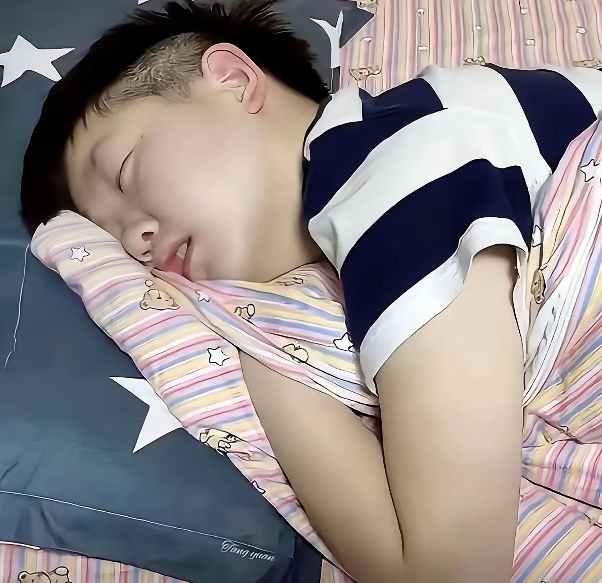 “月儿明，风儿静，树梢遮窗棂，娘的宝宝，快快睡觉，莫被打扰了……”
这是奶奶、阿