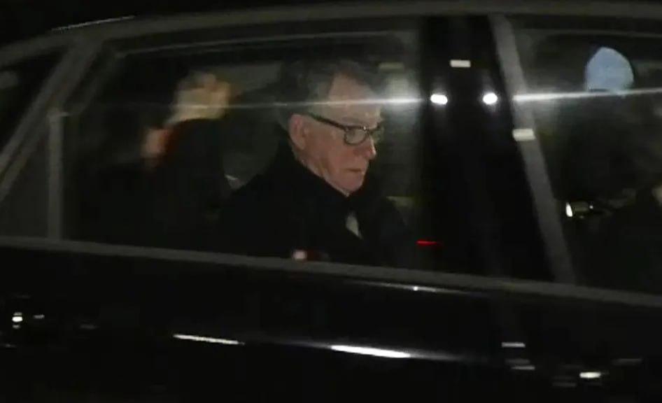 彼得·曼德尔森勋爵因涉嫌公职不端行为被捕后，随着调查持续进行，他已被保释出狱。他