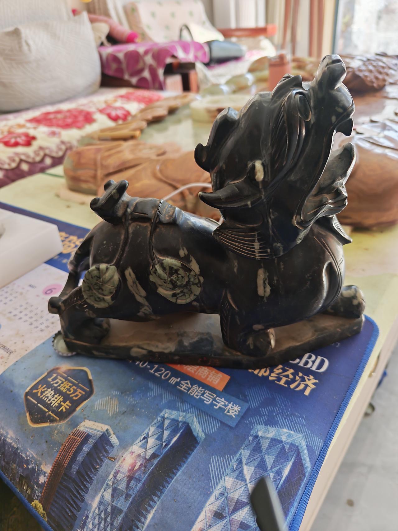 塔青玉和墨玉,谁更值钱? 别再纠结塔青玉和墨玉谁更值钱了，真不能一概而论。
普通