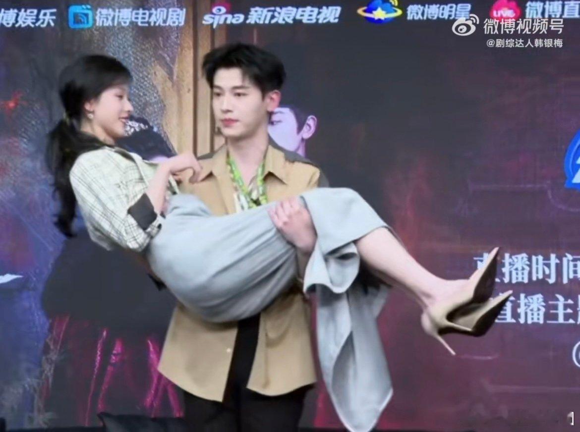辛云来公主抱陈都灵辛云来单手公主抱陈都灵不得不说，《雁回时》扫楼，辛云来单手公主