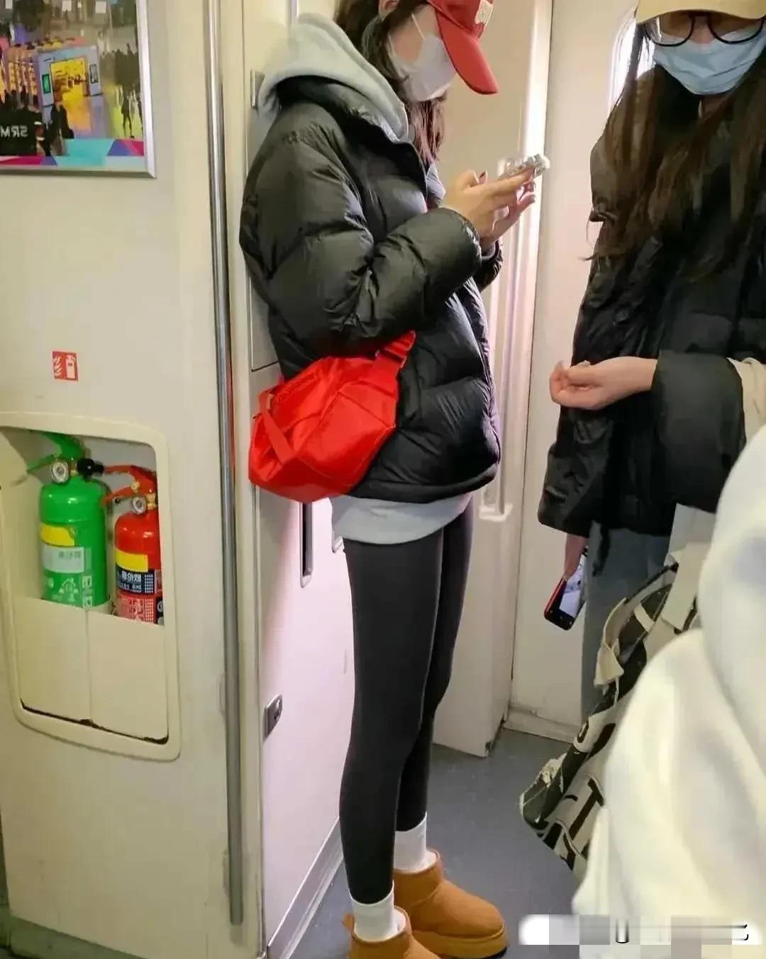 素衣轻踏归途远，佳人相伴笑语欢。