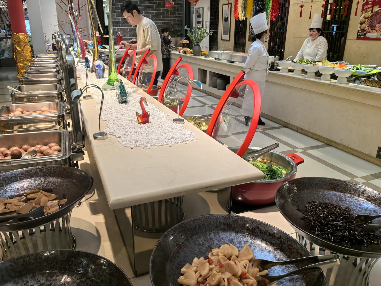 济南这家酒店的早餐真心不错，配得上四星级酒店的名号。
另外值得一提是，虽然酒店老