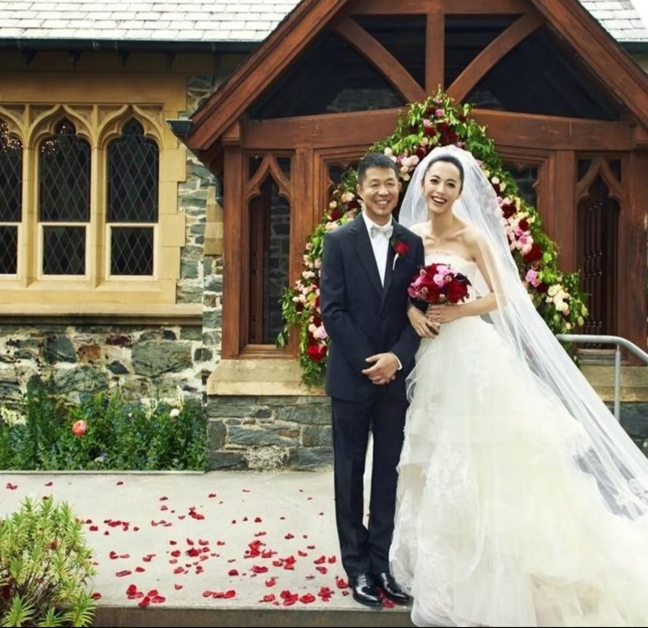 2012年，姚晨与曹郁在新西兰风光大婚，姚晨身穿的这件婚纱还是两人一起在纽约选的