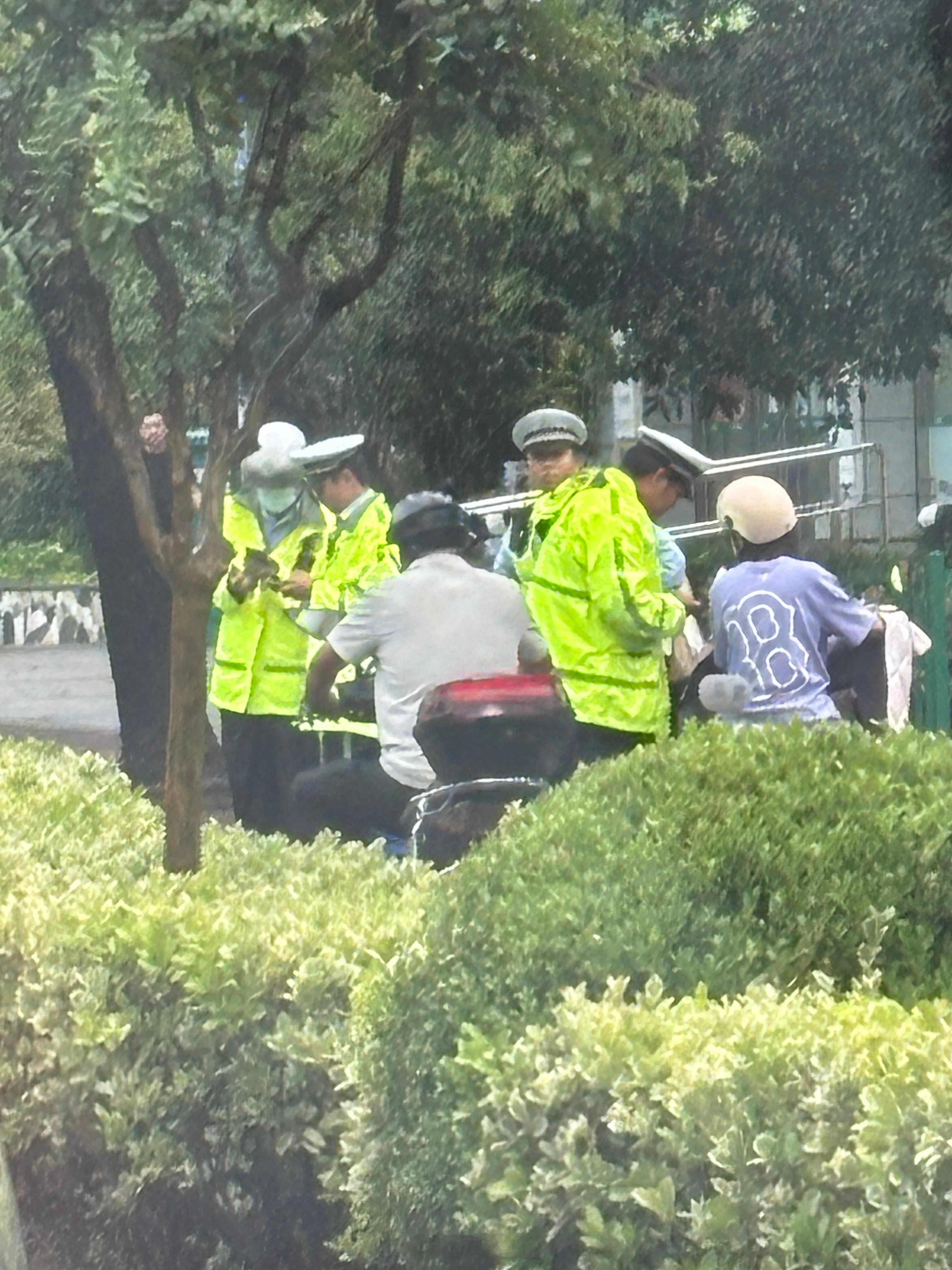 邮局港剧上海的娘舅爷叔是真敬业，机动车司机基本已经被电子摄像头管教的服服帖帖的，