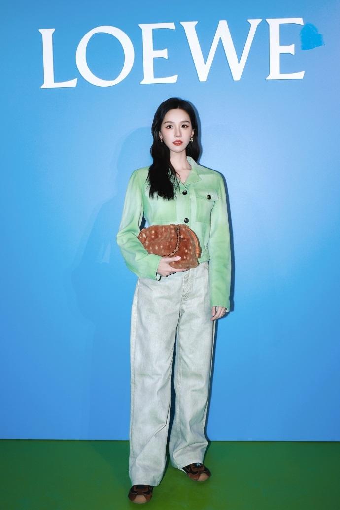 今天陈都灵在出席时尚活动的时候搭配的很有青春活力之美，她看上去特别的靓丽。

陈