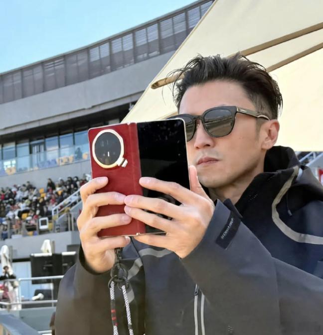 看着谢霆锋拿着荣耀V6都戴手机壳我是不是有点儿不珍惜了？难道他不知道V6不怕摔？