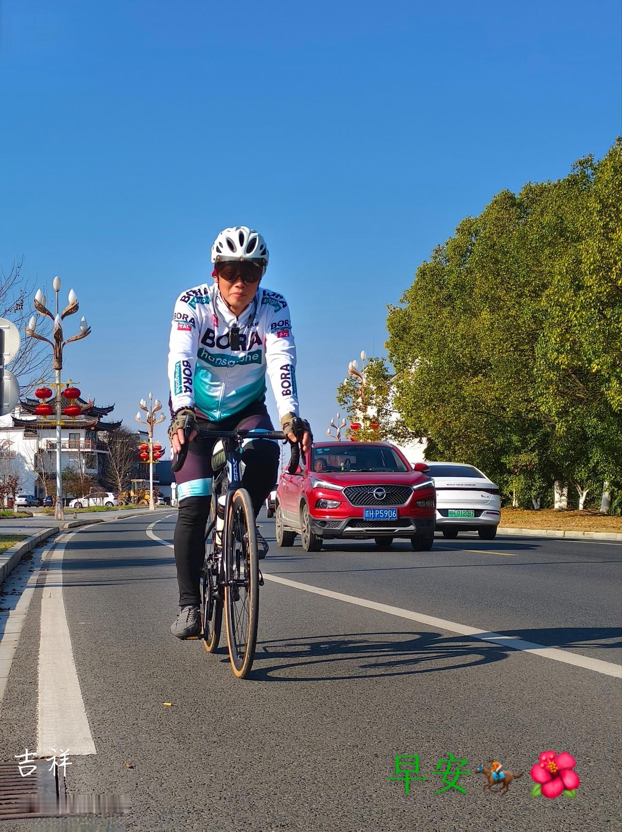 骑行
队友拍摄
非常感谢那份感情
俄罗斯的小姑娘
我说
留在中国
小姑娘说
想家