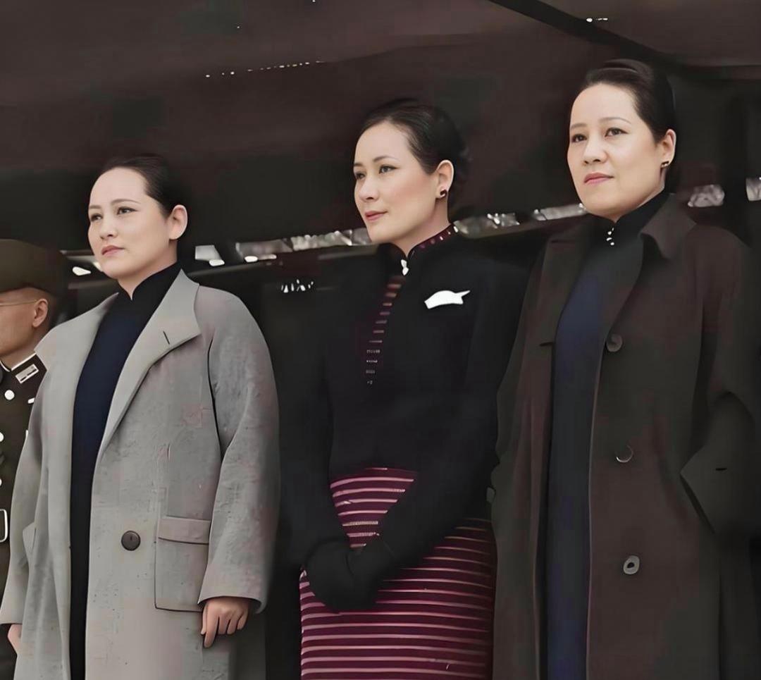 名门之秀，蕙质兰心。
宋氏三姐妹自幼受中西合璧的精英教育，精通外语、钢琴与书画，