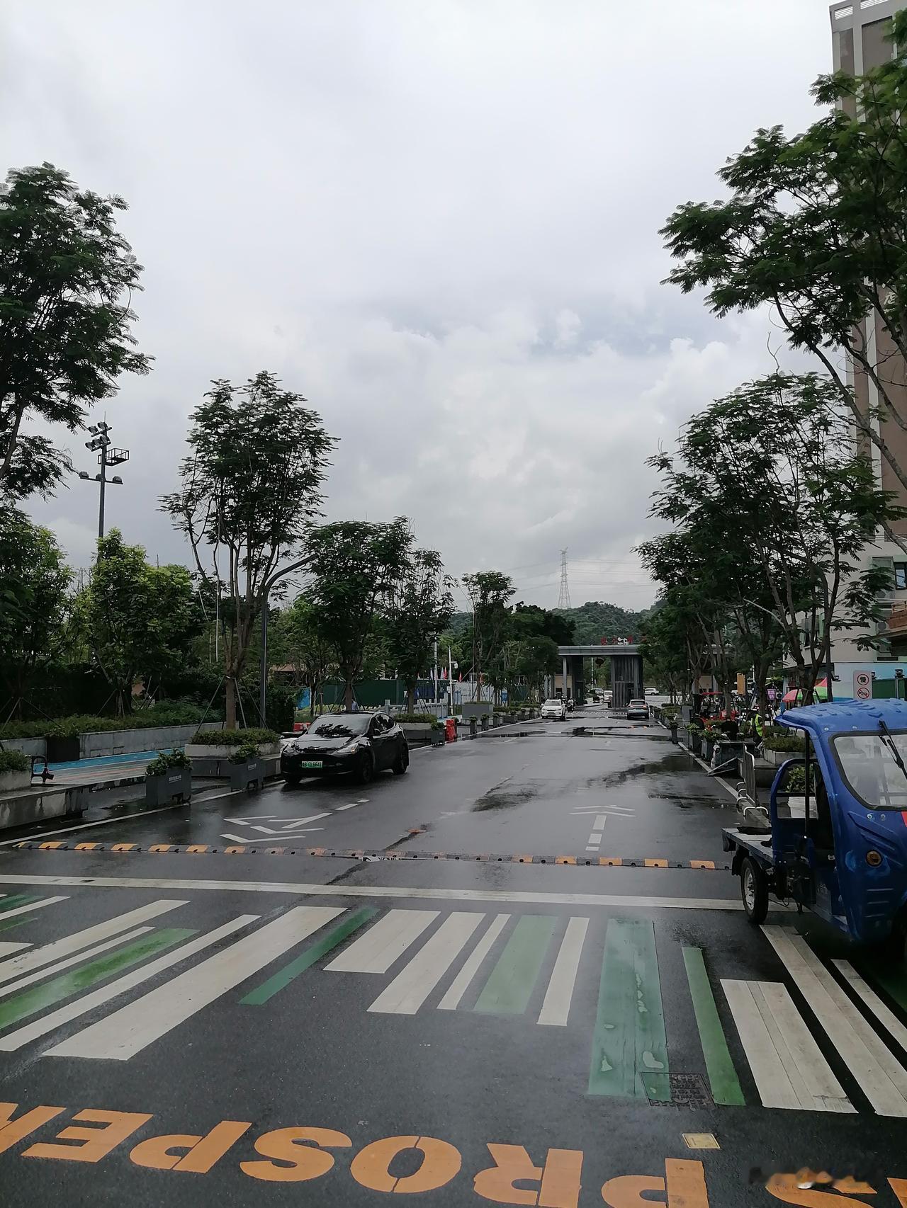 今天我过来新居这边，认真量下尺寸，看看房间里和阳台上能装放下些什么？

楼下不远