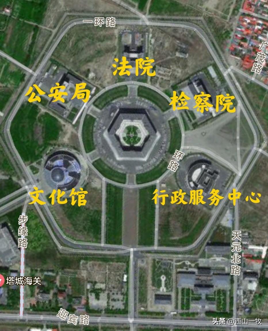 还得说是东方美学，看着就是赏心悦目。西北边陲塔城地区的这个六合广场，简直是一个完