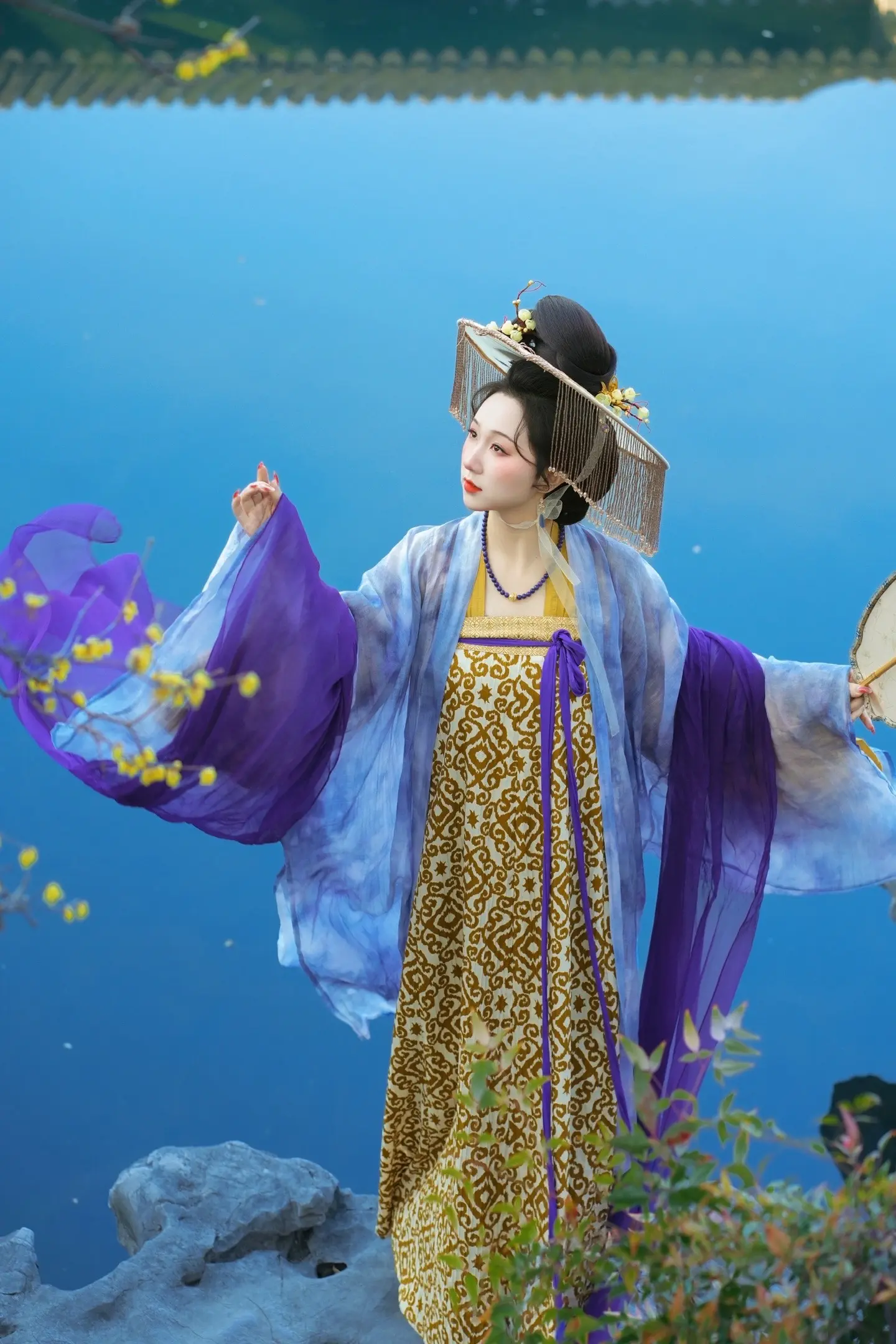 疏影横斜水清浅，暗香浮动月黄昏。
