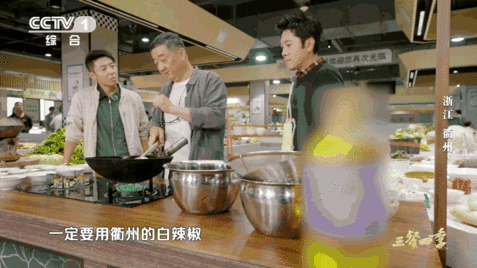 #撒贝宁被辣老实了# 撒老师也是被白辣椒吓住了，撒贝宁表情包已更新[doge]#