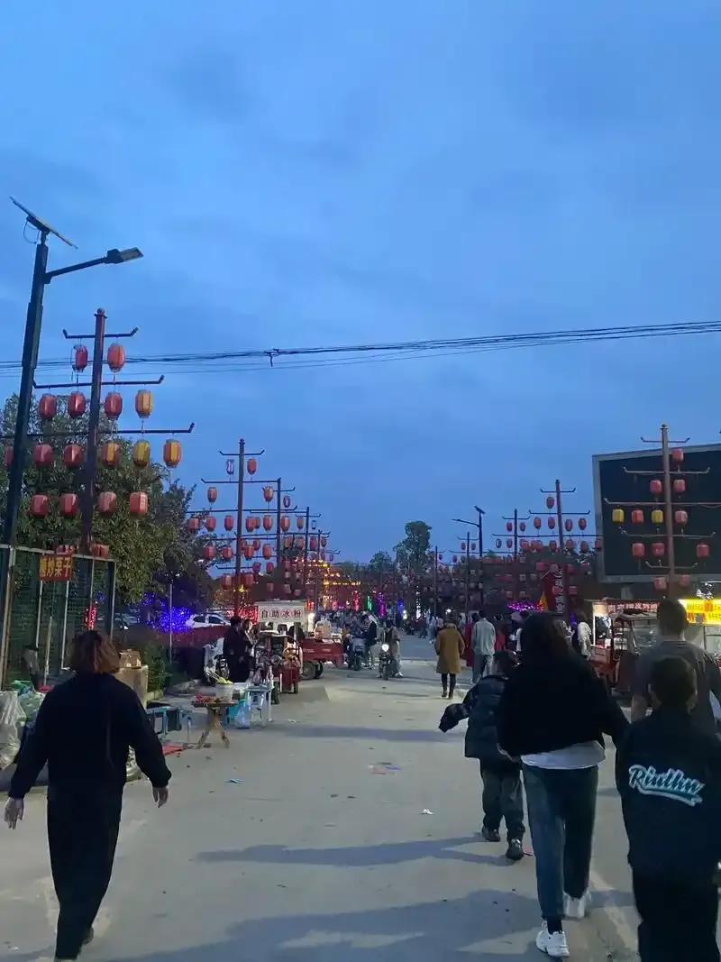 相亲网站靠谱吗？
之前朋友被拉到一个婚介所，介绍费18888会安排十几个男生，不