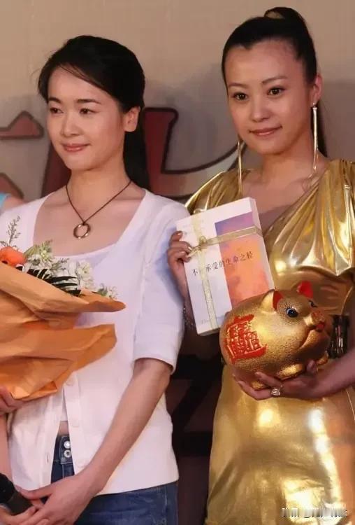郝蕾在这里把一旁的左小青衬托得肤白貌美、如天仙一般。
一直觉得郝蕾挺漂亮的，最起