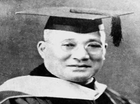 1937年，南开大学校长张伯苓的儿子，驾机血洒长空。张伯苓收到噩耗，又哭又笑，拍