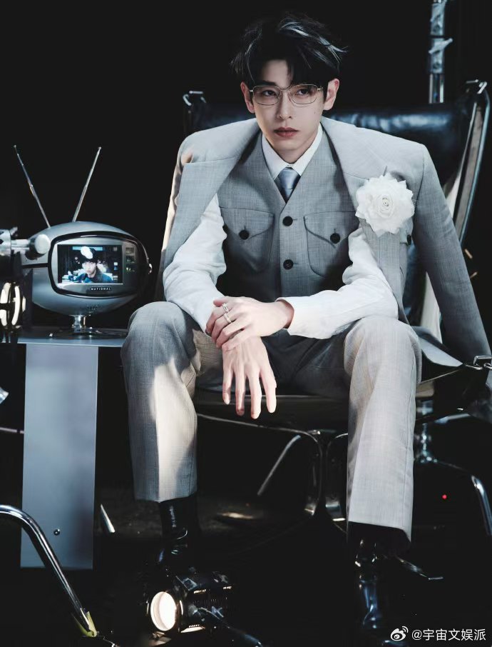 彭昱畅长得baby穿得daddy 天呐！彭昱畅奶fufu的脸搭复古西装三件套，搞