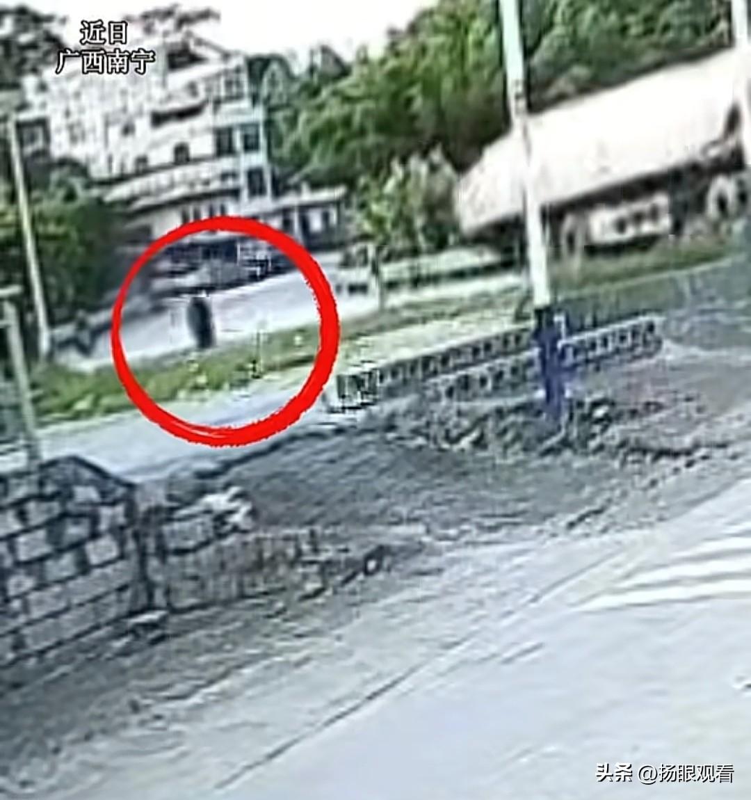 近日广西南宁，有辆货车轮胎脱落，凌空飞起砸向街上店铺，店里货柜瞬间散架了，店中两