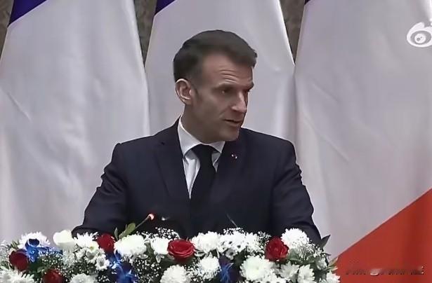 法国总统马克龙访问印度，在联合新闻发布会上表示，“我们认为有必要对人工智能和社交