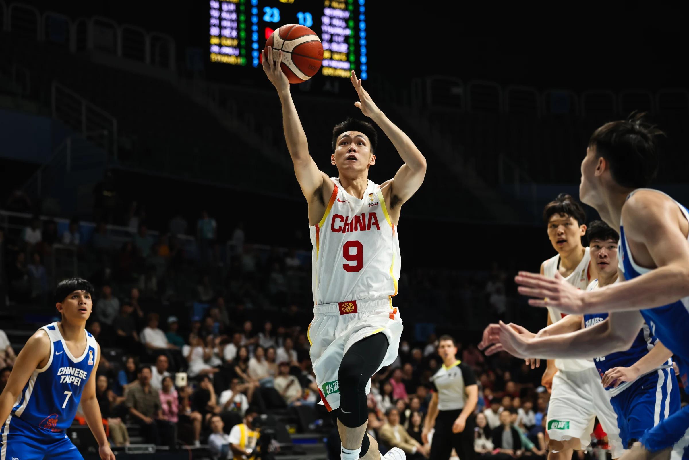 CBA最佳新秀庞峥麟国家队首秀比较惊艳。他出场13分57秒就得到11分，投篮7中