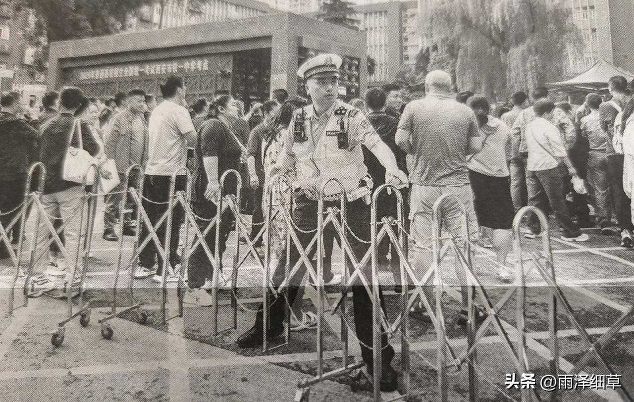2026年6月7号，高考开考，西安铁一中的考场外，送考的家长亲人们聚集在校门口，