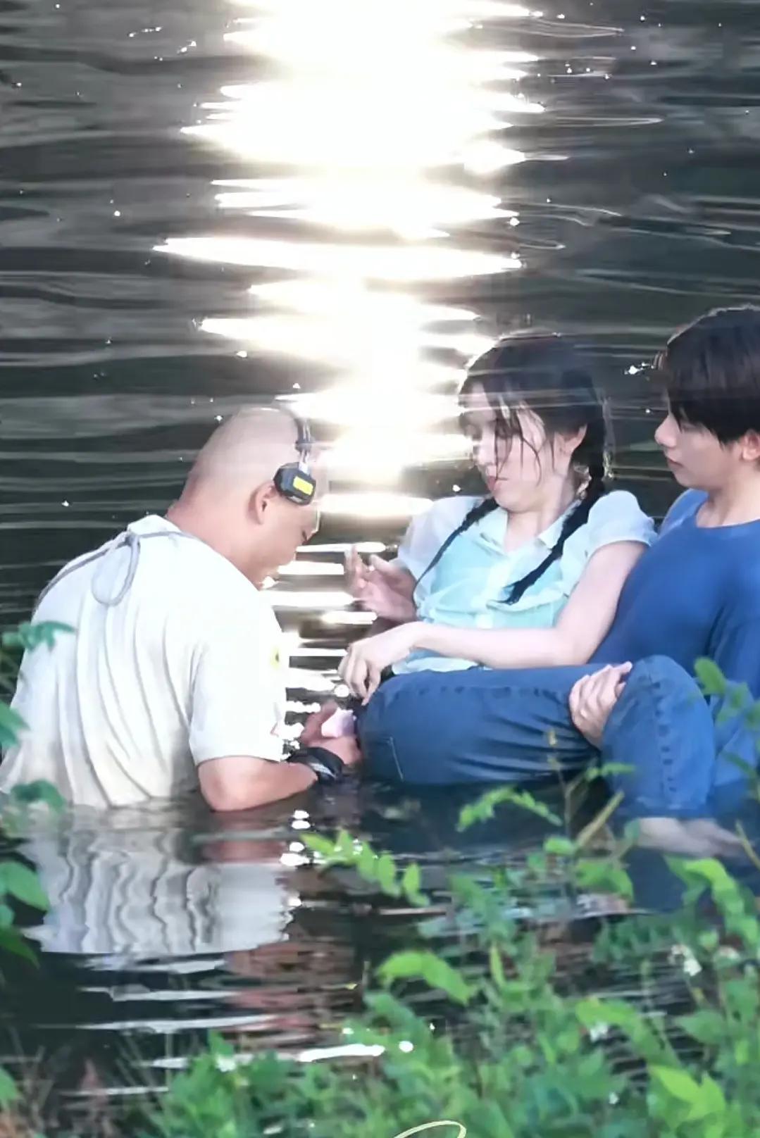 这也太搞笑了 为什么裤子破了要在水里补 