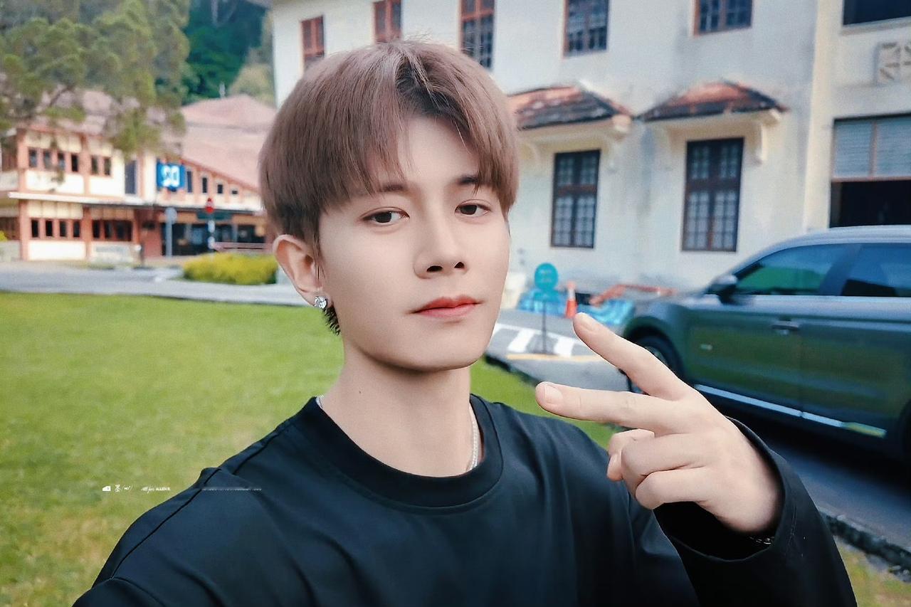 好喜欢这一期的任苒时光 ，是任嘉伦随性记录的日常，长长的一段vlog，把自己喜欢