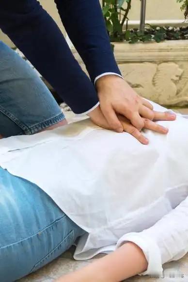 江苏苏州，男子去超市买东西，结账时老板娘给他抹了1块零头，俩人因此多聊了几句，谁