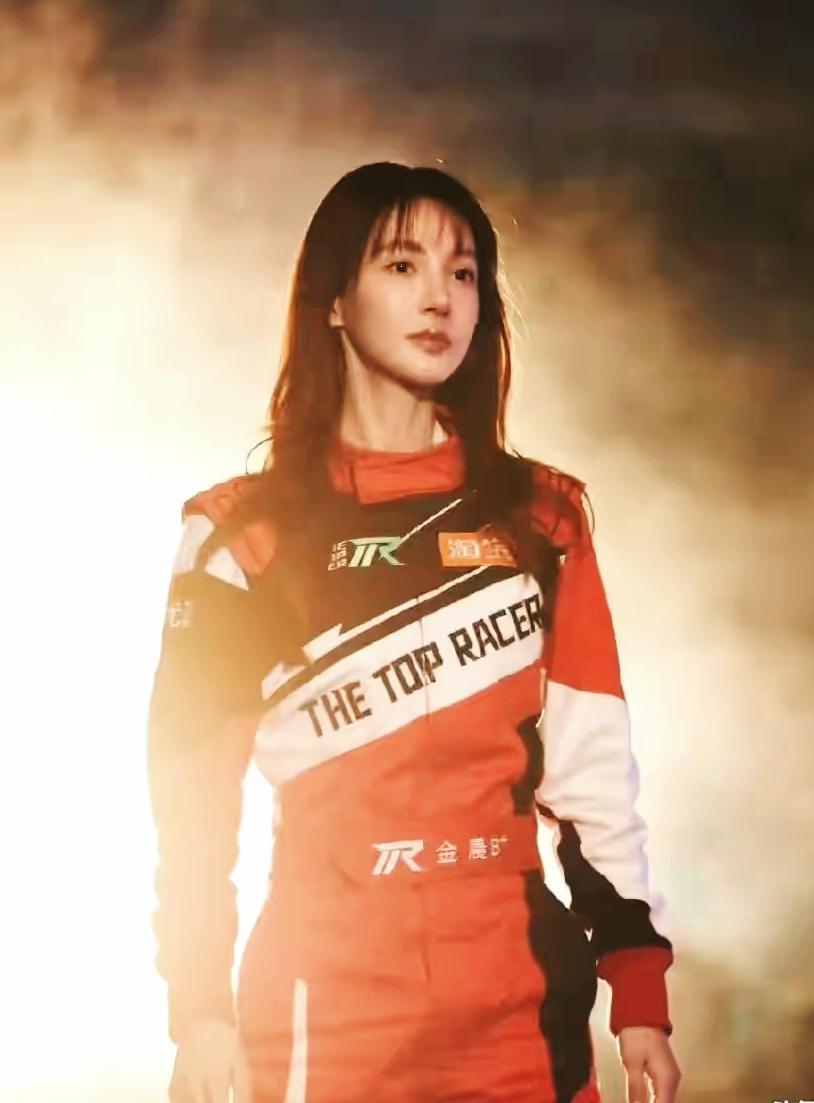 金晨前途吉凶未卜！

1、金晨致歉，说当日车祸负伤就医，对助理私自顶包之事全然不