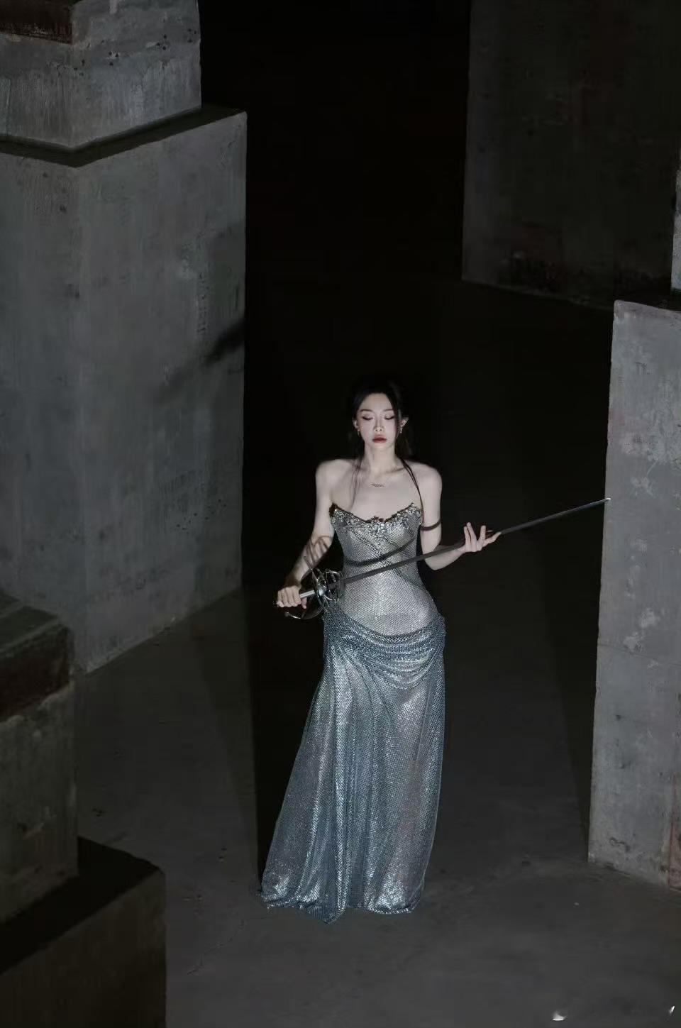 喻言时尚32周年时尚之夜 一身银闪抹胸裙飒爽利落，击剑道具一握直接化身暗夜剑客，