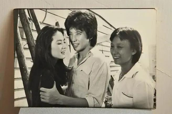 帅哥美女背后的这位老人是谁？感觉气场不搭。她貌不惊人 ，形象普通，在这对大明星的