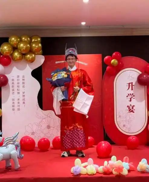 每年七八月份，高考落幕、金榜揭晓，升学宴便成为社会热议的焦点。有人坚决主张全面取