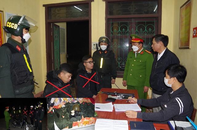 越南机动警察抓获的两名冒牌警察
二人购买警服装备，在公路上大摇大摆被巡逻的警察抓