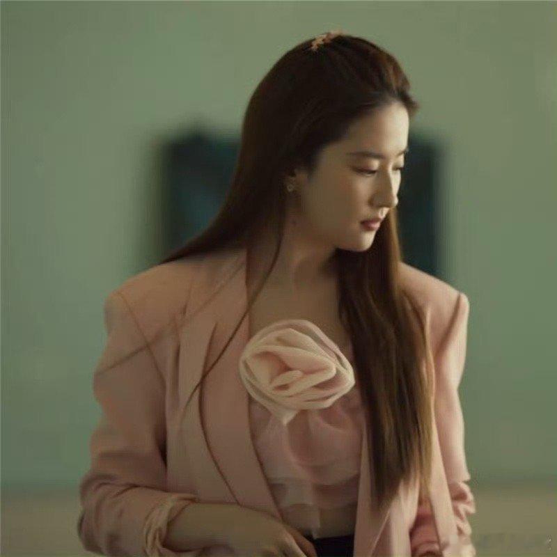 #玫瑰的故事以爱为营同一造型团队# 这真的好看吗？！而且去面试穿这身……不管是什