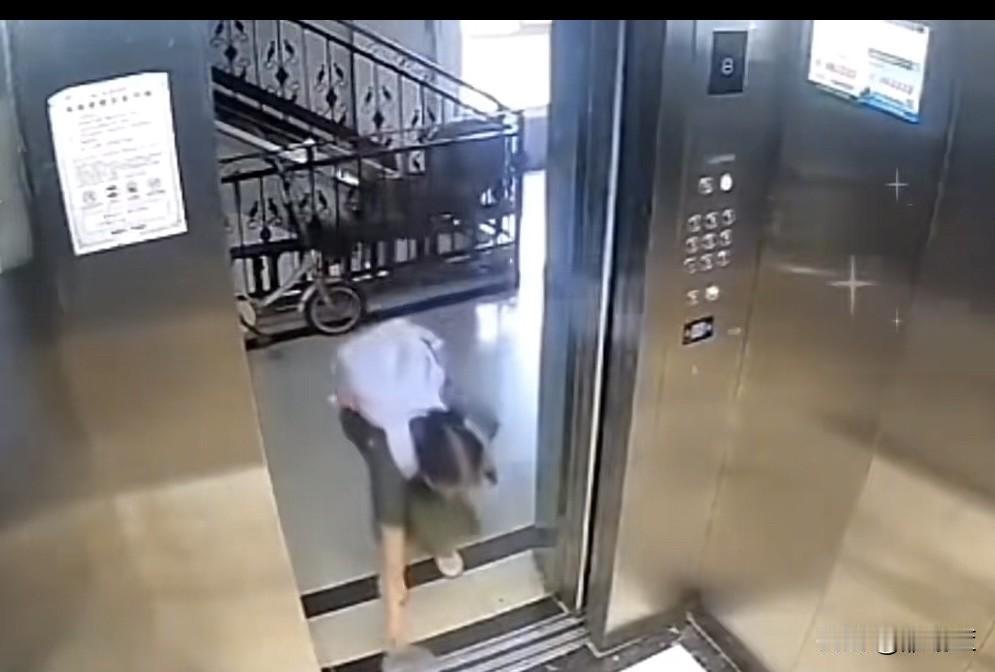 大妈用快餐盒拦住了电梯，结果电梯坏了！

我相信到你们看到这个画面的时候一定非常