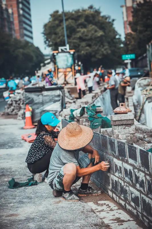 河南和四川GDP差不多，可消费观差异很大。在建筑工地，河南工友工资一天300，一