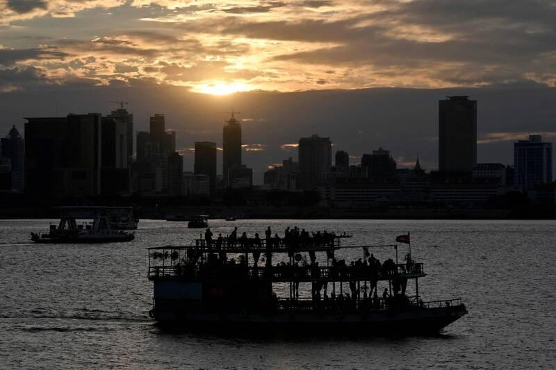 湄公河观光船触礁沉没幸存游客控:船上147人仅得15件救生衣
综合外媒报道，这艘