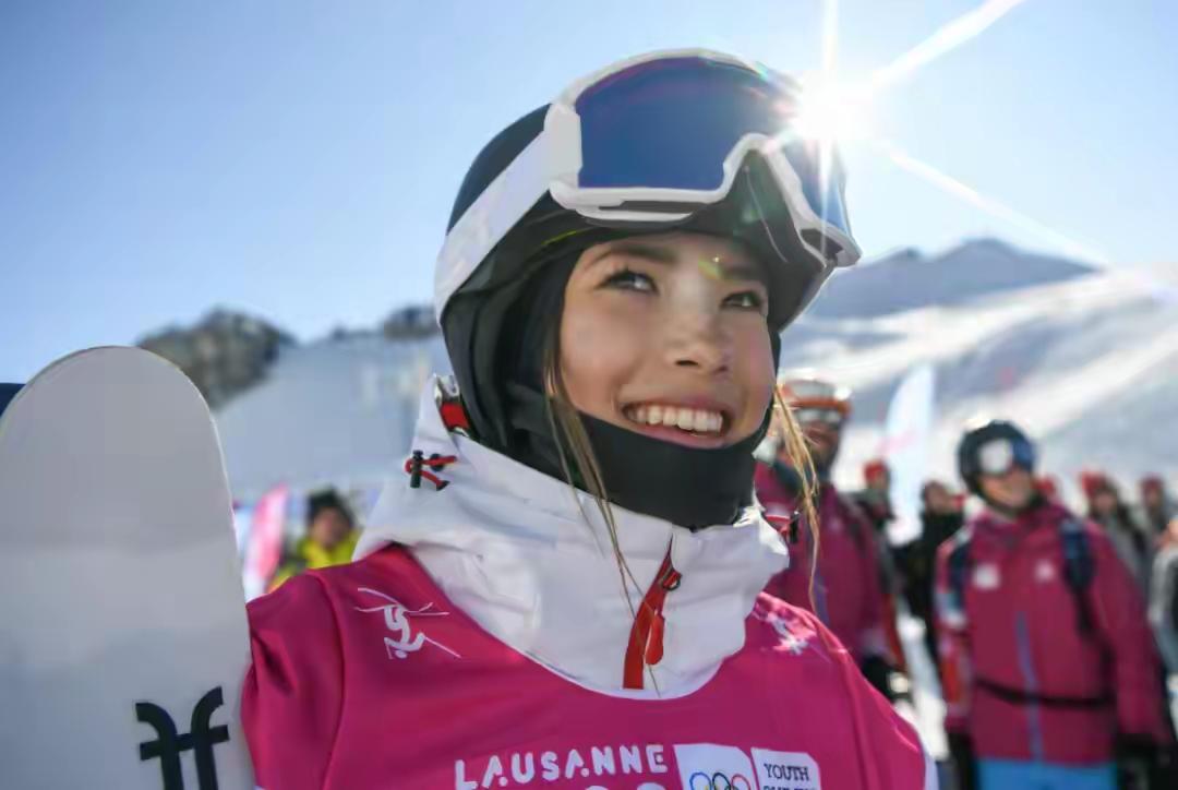 现在美国那边从上到下都在搞反华，偏偏这时候冒出个谷爱凌，拼命给中国长脸，搞得美国