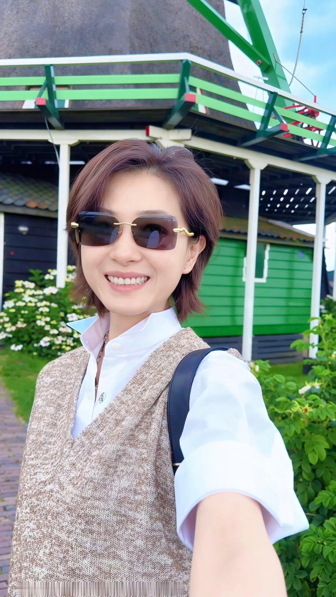 万茜[超话]🌱 万茜美素佳儿品牌大使 遇见治愈的美好～笑容和阳光一样明媚☀️​