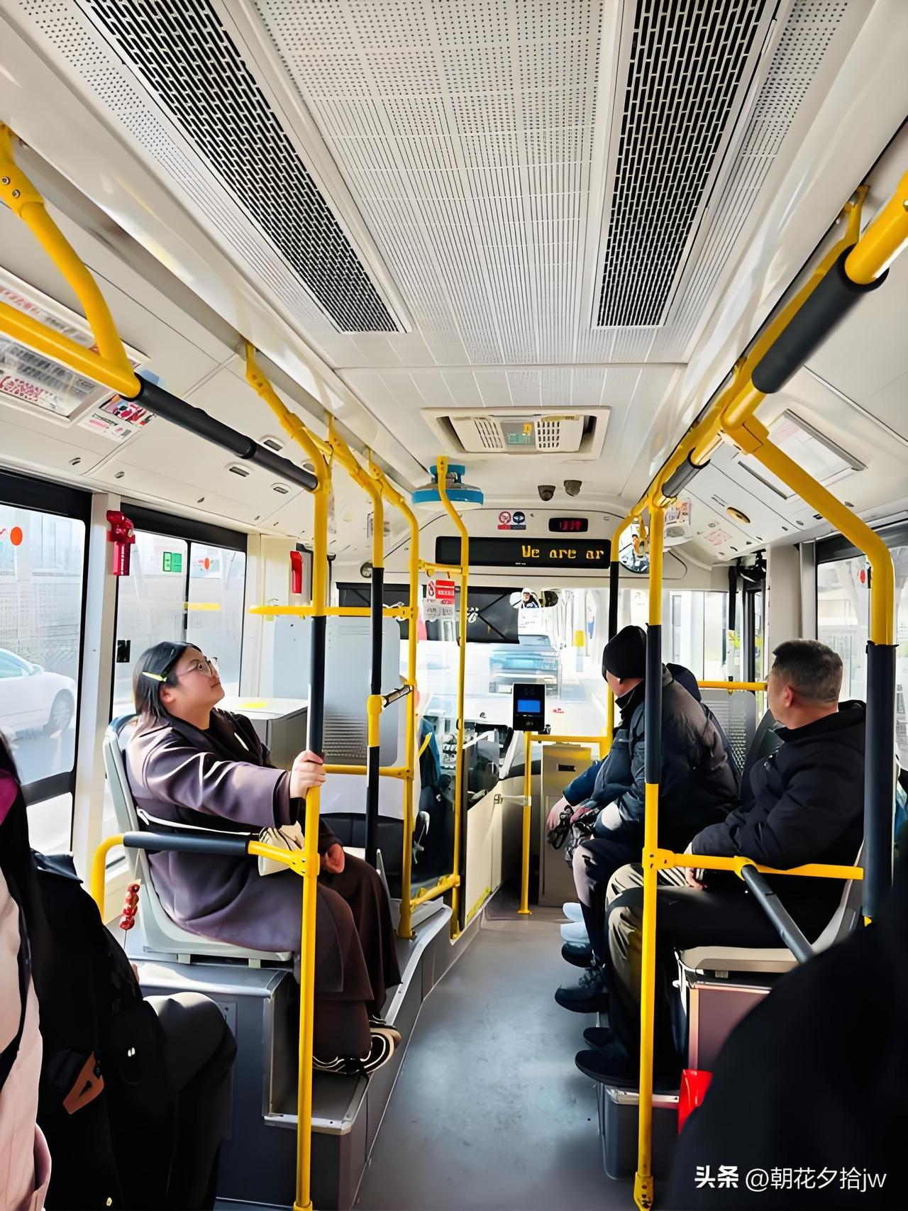 公交车上。

甲乙两位正聊着伊L战争。

看样子60岁模样。

“你知道吗？老美