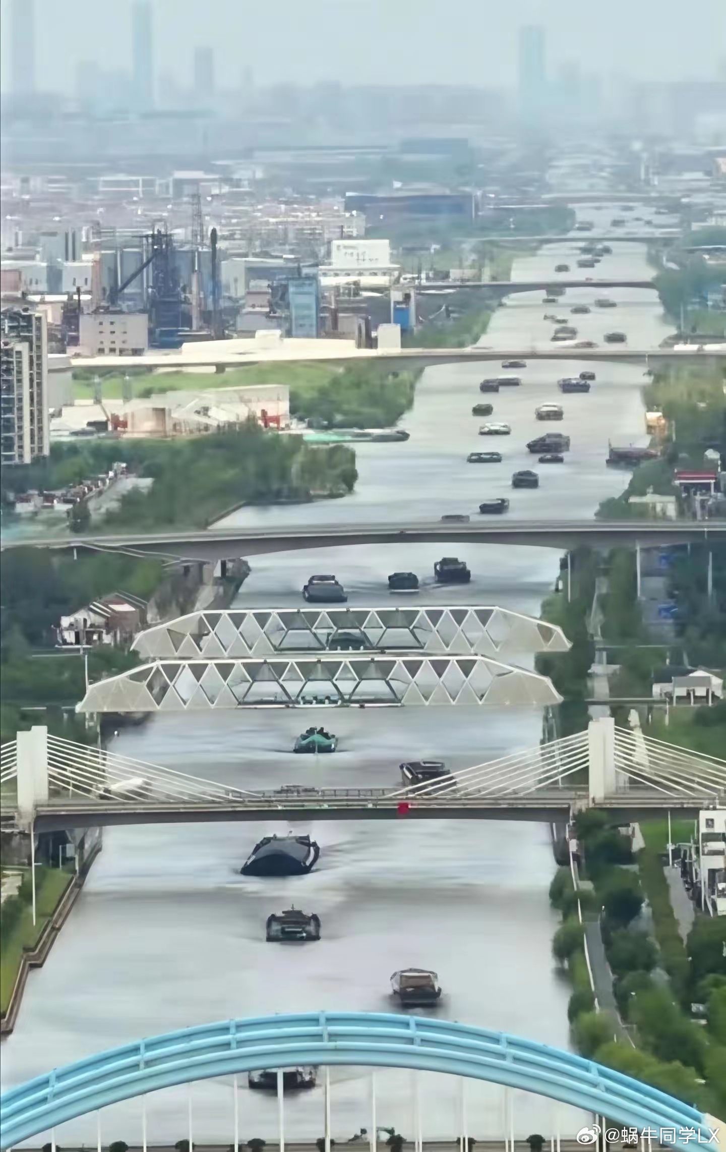 京航大运河上可以开行2000吨的船队，陆路运输根本就不可能相比。运河就是水上的“