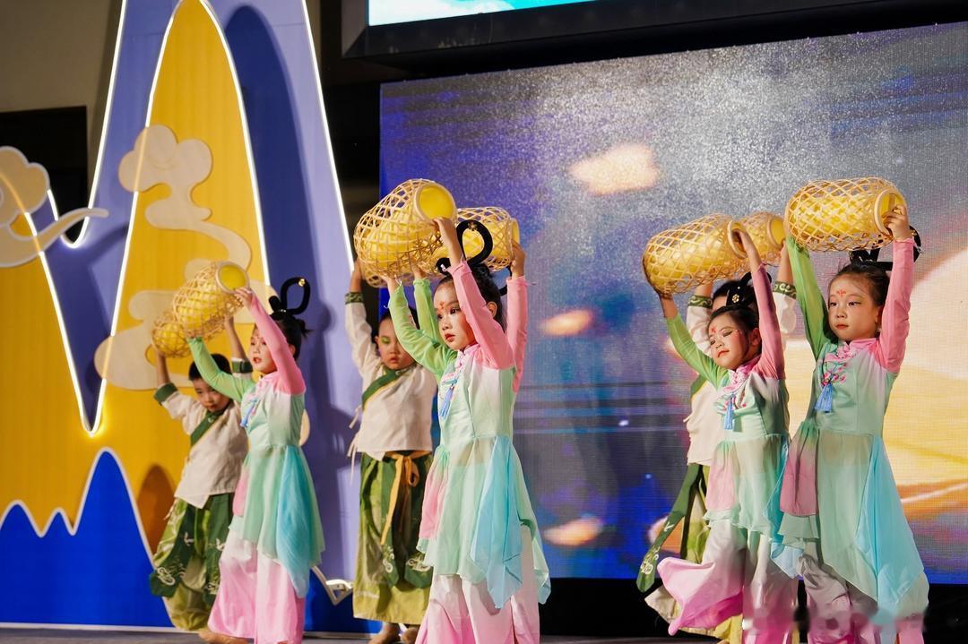 宁波北仑孩子用童声传承家乡文脉秋月渐圆的中秋夜，宁波小门村的市集里，最动人的是一