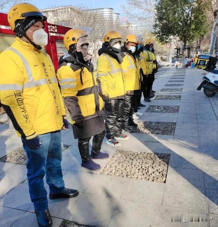 上联，十年苦读争金榜，诚邀下联？八载论文作美团