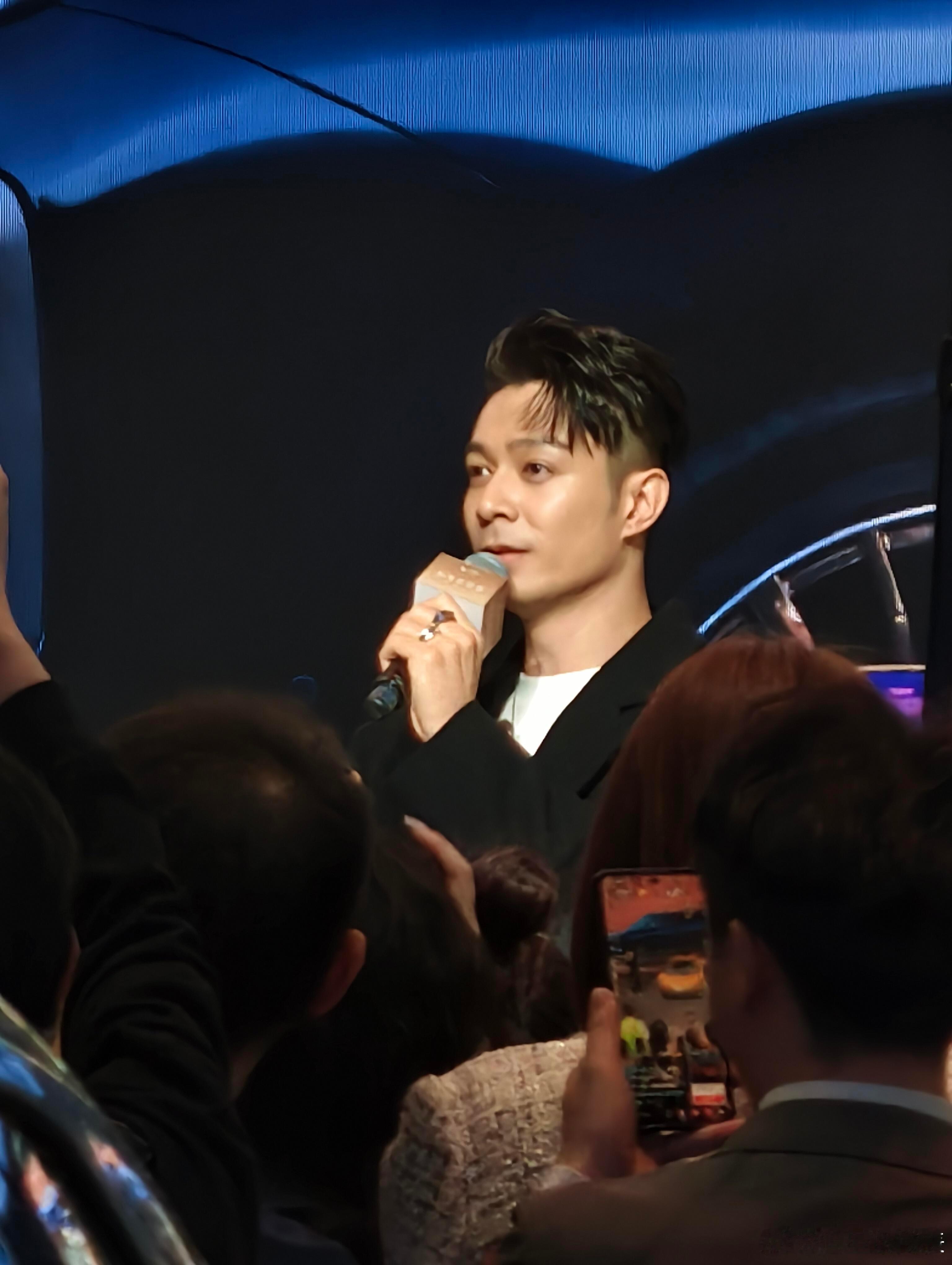 周柏豪不愧是主业歌手、副业证婚人啊！他不仅现场给新婚夫妇当证婚人，还自带爱情BG